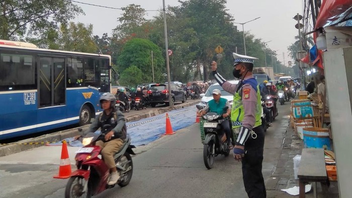 Ada Pengecoran Jalan, Jalan Raya Bogor Arah Pasar Rebo Jakarta Timur Macet Parah Pagi Ini