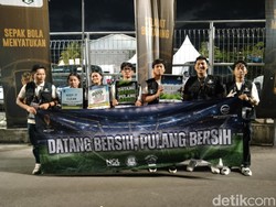 Mahasiswa Bersih-bersih Stadion Dipta Saat Piala Presiden Sekalian Bikin Skripsi