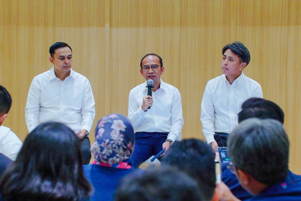 Marketing Director PT Toyota-Astra Motor (TAM), Bansar Maduma (tengah) dan Marketing Director PT Toyota-Astra Motor (TAM), Hiroyuki Oide (kanan) di GIIAS 2026. (Dok. PT Toyota-Astra Motor)