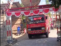 Duh! Mobil Damkar Bantul Harus Memutar gegara Terhalang Gapura HUT RI
