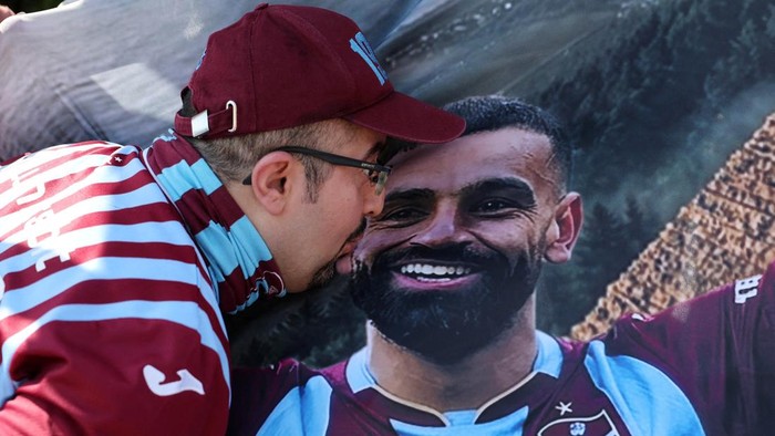 Bintang sepak bola dunia Mohamed Salah tiba di Turki pada Rabu (5/8/2026). Kedatangan pemain asal Mesir tersebut langsung menyita perhatian publik setelah dikabarkan akan segera menandatangani kontrak bersama klub Turki, Trabzonspor. REUTERS/Umit Bektas