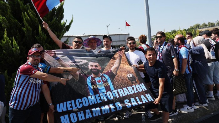 Bintang sepak bola dunia Mohamed Salah tiba di Turki pada Rabu (5/8/2026). Kedatangan pemain asal Mesir tersebut langsung menyita perhatian publik setelah dikabarkan akan segera menandatangani kontrak bersama klub Turki, Trabzonspor. REUTERS/Umit Bektas