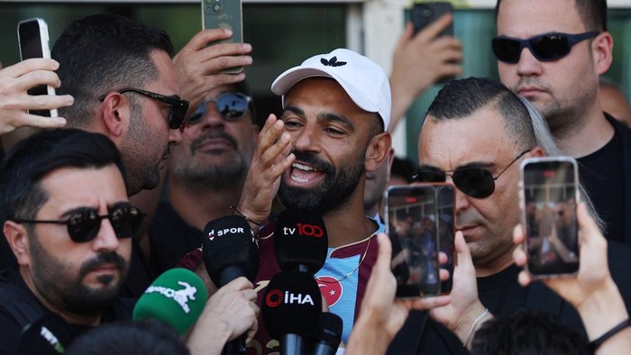 Bintang sepak bola dunia Mohamed Salah tiba di Turki pada Rabu (5/8/2026). Kedatangan pemain asal Mesir tersebut langsung menyita perhatian publik setelah dikabarkan akan segera menandatangani kontrak bersama klub Turki, Trabzonspor. REUTERS/Umit Bektas