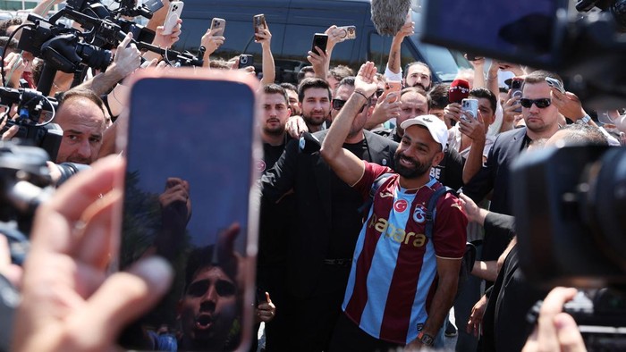 Bintang sepak bola dunia Mohamed Salah tiba di Turki pada Rabu (5/8/2026). Kedatangan pemain asal Mesir tersebut langsung menyita perhatian publik setelah dikabarkan akan segera menandatangani kontrak bersama klub Turki, Trabzonspor. REUTERS/Umit Bektas