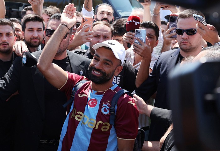 Bintang sepak bola dunia Mohamed Salah tiba di Turki pada Rabu (5/8/2026). Kedatangan pemain asal Mesir tersebut langsung menyita perhatian publik setelah dikabarkan akan segera menandatangani kontrak bersama klub Turki, Trabzonspor. REUTERS/Umit Bek