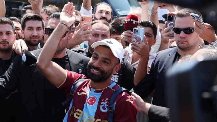 Bintang sepak bola dunia Mohamed Salah tiba di Turki pada Rabu (5/8/2026). Kedatangan pemain asal Mesir tersebut langsung menyita perhatian publik setelah dikabarkan akan segera menandatangani kontrak bersama klub Turki, Trabzonspor. REUTERS/Umit Bektas
