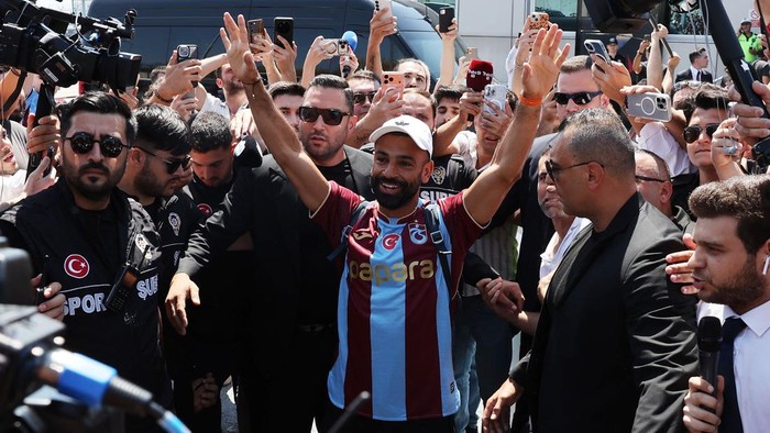 Bintang sepak bola dunia Mohamed Salah tiba di Turki pada Rabu (5/8/2026). Kedatangan pemain asal Mesir tersebut langsung menyita perhatian publik setelah dikabarkan akan segera menandatangani kontrak bersama klub Turki, Trabzonspor. REUTERS/Umit Bektas