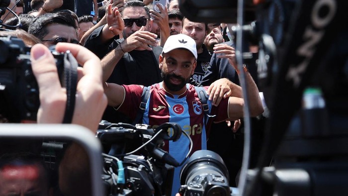 Bintang sepak bola dunia Mohamed Salah tiba di Turki pada Rabu (5/8/2026). Kedatangan pemain asal Mesir tersebut langsung menyita perhatian publik setelah dikabarkan akan segera menandatangani kontrak bersama klub Turki, Trabzonspor. REUTERS/Umit Bektas