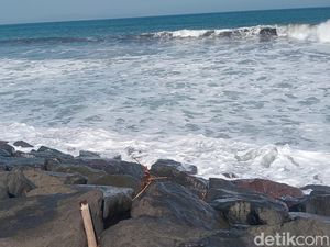 Diduga Terpeleset, Pria Ditemukan Tewas Tersangkut di Bebatuan Pantai Purnama
