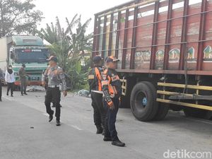 Puluhan Truk Parkir di Sepanjang Jalan Terminal Mengwi Ditertibkan