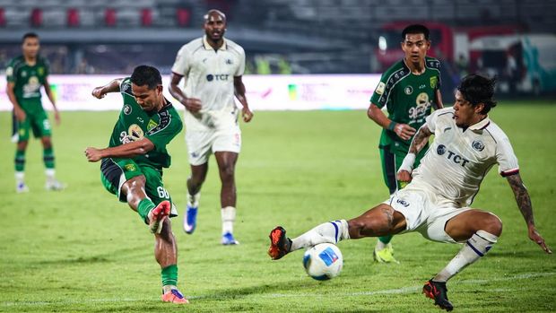 Persebaya melaju ke final Piala Presiden 2026 Pesepak bola Persebaya Surabaya Toni Firmansyah (kiri) menendang bola yang diadang pesepak bola Arema FC Roberto Pimenta (kanan) pada pertandingan semifinal Piala Presiden 2026 di Stadion Kapten I Wayan Dipta, Gianyar, Bali, Selasa (4/8/2026). Persebaya Surabaya melaju ke final usai mengalahkan Arema FC dengan skor 1-0. ANTARA FOTO/Rizal Hanafi/rwa.
