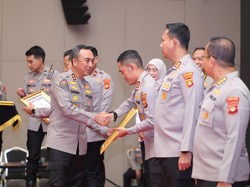 Kapolda Sumsel Serahkan Penghargaan WBK & Pelayanan Prima kepada 11 Satuan