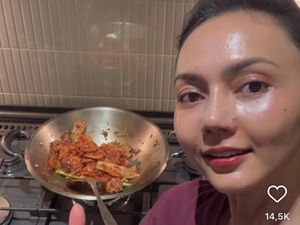 Potret Seru Rina Nose saat Makan Cantik hingga Masak Jengkol di Dapur!