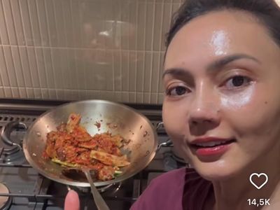 Potret Seru Rina Nose saat Makan Cantik hingga Masak Jengkol di Dapur!