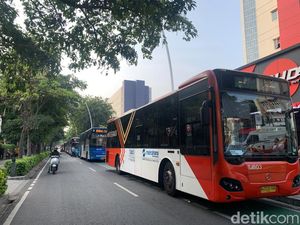 Antrean TransJ Mengular Imbas Kebakaran Gedung di Cikini Jakpus