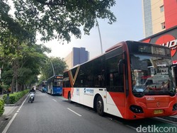 Antrean TransJ Mengular Imbas Kebakaran Gedung di Cikini Jakpus