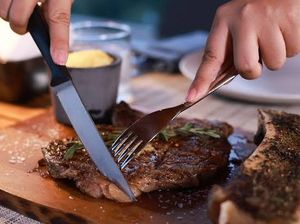 Restoran Steak Ini Viral Usai Tawarkan Pengalaman Makan Tanpa Busana