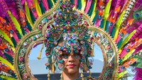 Rihanna Hebohkan Karnaval di Kampung Halaman, Kostum Seksi Bertabur Permata