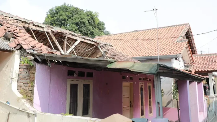 Enam Bulan Telantar, Pemkot Serang Akhirnya Beri Bantuan Rumah Ambruk Senilai Rp30 Juta
