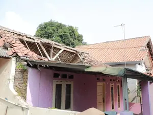 Rumah Warga Ambruk 6 Bulan Belum Diperbaiki, Pemkot Serang Beri Bantuan
