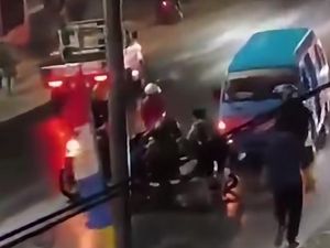 Viral Sejumlah Pemotor Jatuh gegara Tetesan Air Lindi di Bantargebang