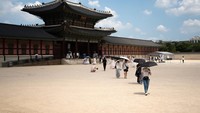 Turis Nakal, Nekat Merokok di Depan Istana Gyeongbokgung
