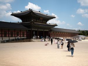 Turis Nakal, Nekat Merokok di Depan Istana Gyeongbokgung