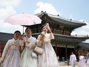 Suhu Ekstrem di Seoul Tak Surutkan Antusiasme Wisatawan