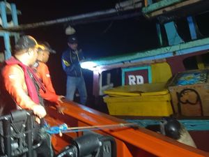 Terombang-ambing di Perairan Krakatau, 4 Nelayan Diselamatkan Tim SAR