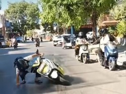 Tumpahan Oli di Jalan Sunu Makassar Bikin Pemotor Berjatuhan