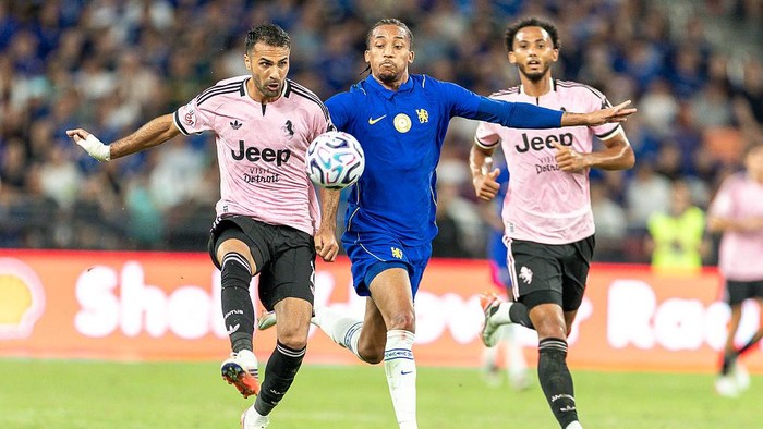HONG KONG, CHINA - AUGUST 5: Zeki Çelik of Juventus FC (L) and Joao Pedro of Chelsea FC (C) compete for the ball during the Chelsea v Juventus - Pre-Season Friendly at the Kai Tak Stadium on August 5, 2026 in Hong Kong, China. (Photo by Yu Chun Chri