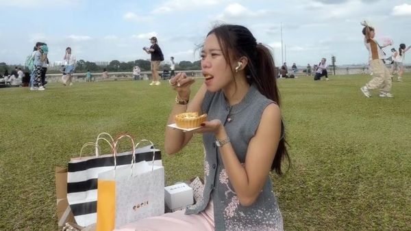 Ummi Quary Rayakan Ultah di Singapura, Asyik Jajan Es Krim Uncle dan Laksa!
