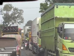 Akses Palembang-Betung Macet Puluhan Kilometer Imbas Perbaikan Jalan