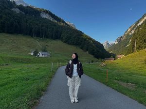 Serunya Anggi Rantika Istri Oki Rengga Hiking di Pegunungan Alpstein Swiss