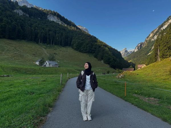 Serunya Anggi Rantika Istri Oki Rengga Hiking di Pegunungan Alpstein Swiss