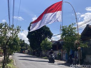 Pemuda Klungkung Kibarkan Bendera Merah Putih Raksasa Sambut HUT ke-81 RI
