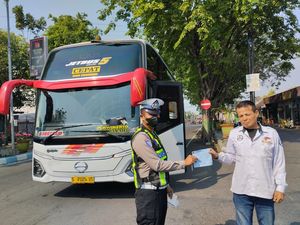 Bus Nekat Terabas Jam Larangan Melintas di Nganjuk Ditilang Polisi