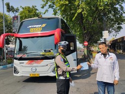 Bus Nekat Terabas Jam Larangan Melintas di Nganjuk Ditilang Polisi