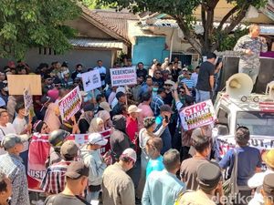 Ratusan Demonstran Desak Polres Lombok Timur Usut Dugaan Hinaan ke Bupati