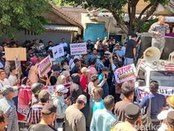Ratusan Demonstran Desak Polres Lombok Timur Usut Dugaan Hinaan ke Bupati