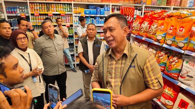 Direktur Utama Perum Bulog Ahmad Rizal Ramdhani saat melakukan inspeksi mendadak di salah satu ritel modern di area Radio Dalam, Jakarta, Rabu (5/8/2026) malam. (Dok. Humas Bulog)