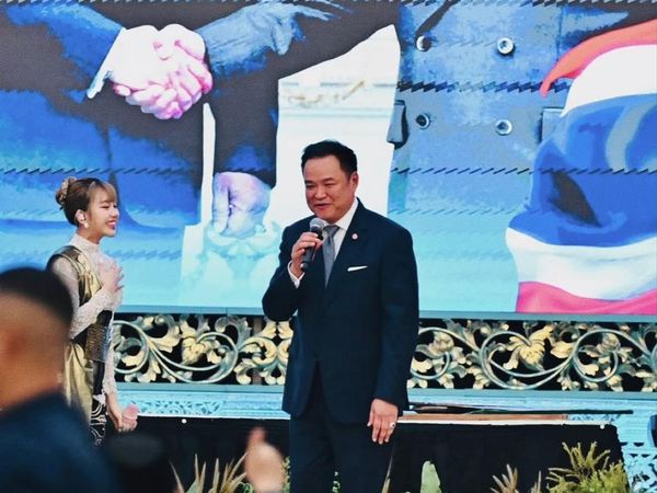 Momen Ghea Indrawari Nyanyi Bareng Perdana Menteri Thailand di Istana Negara