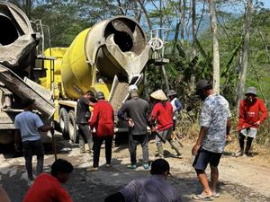 Warga Tulungagung Patungan Perbaiki Jalan Rusak, Kemana Pemerintah?