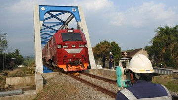 Jembatan Kereta Api Jember Jalani Uji Beban Pascaperbaikan
