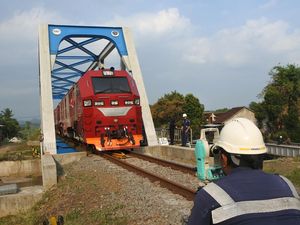Jembatan Kereta Api Jember Jalani Uji Beban Pascaperbaikan