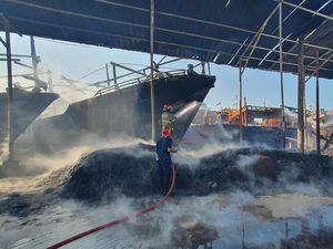 Tiga Kapal Terbakar di Pelabuhan Karangsong, Kerugian Miliaran Rupiah