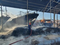 Tiga Kapal Terbakar di Pelabuhan Karangsong, Kerugian Miliaran Rupiah