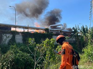 Kebakaran Kebun Tebu Menjalar ke Pabrik Tisu di Mojokerto, 6 PMK Dikerahkan