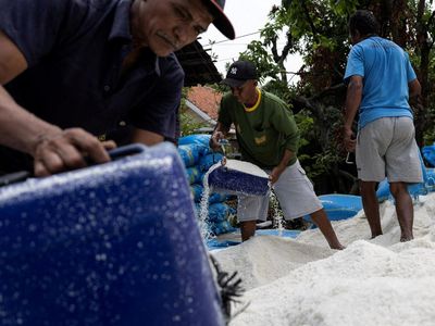 Kemarau Panjang Dongkrak Panen Garam Petani Cirebon