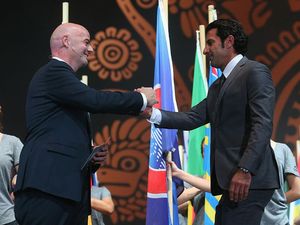 Figo Desak Infantino Mundur
